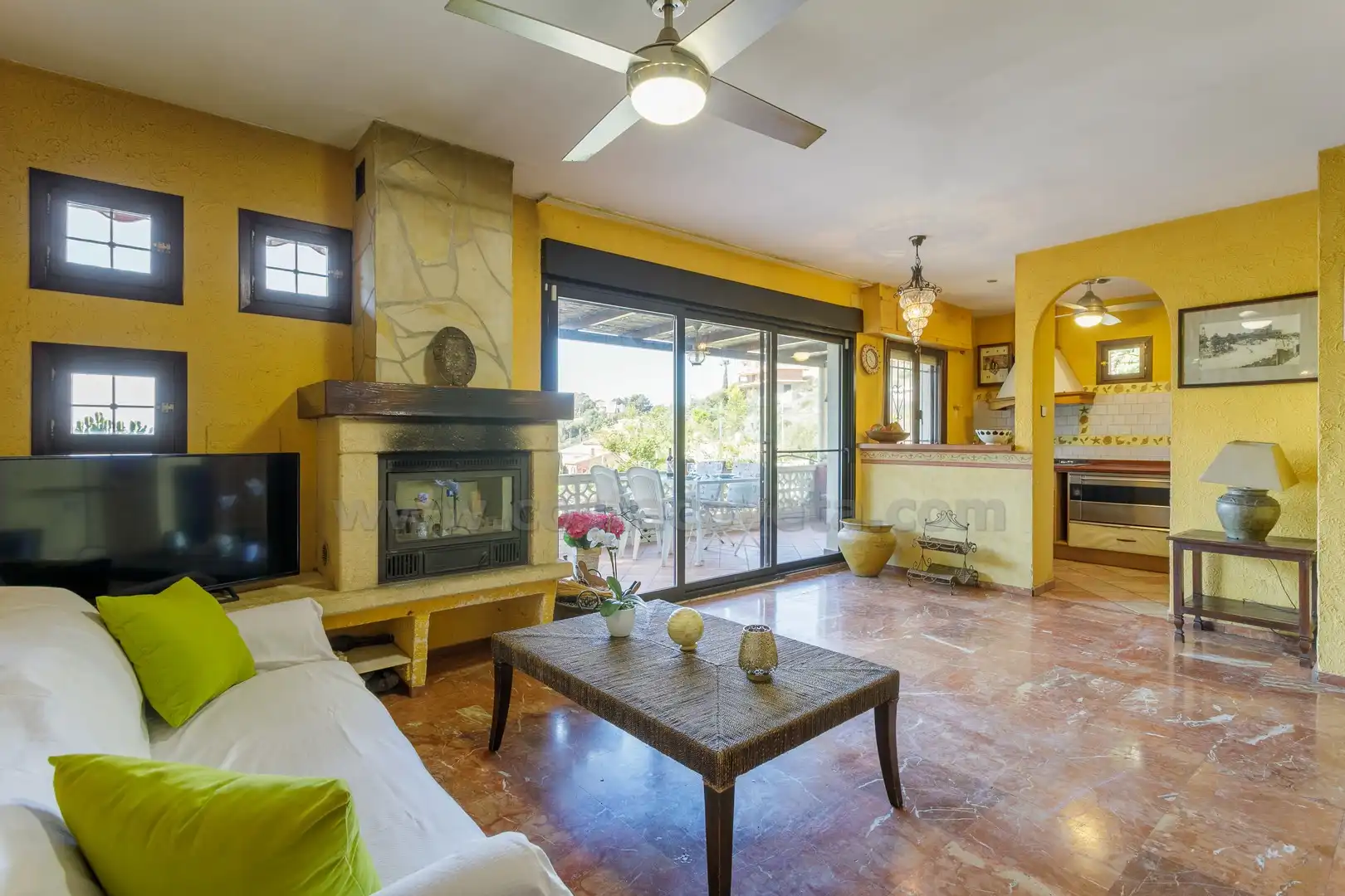 Sala d'estar de Casa o xalet en venda en El Campello amb Aire condicionat, Jardí privat i Terrassa