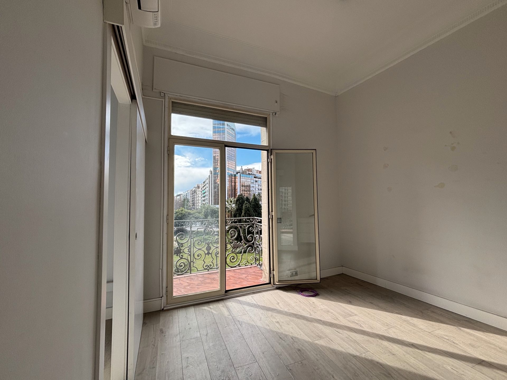 Schlafzimmer von Büro zur Miete in  Barcelona Capital mit Klimaanlage und Balkon