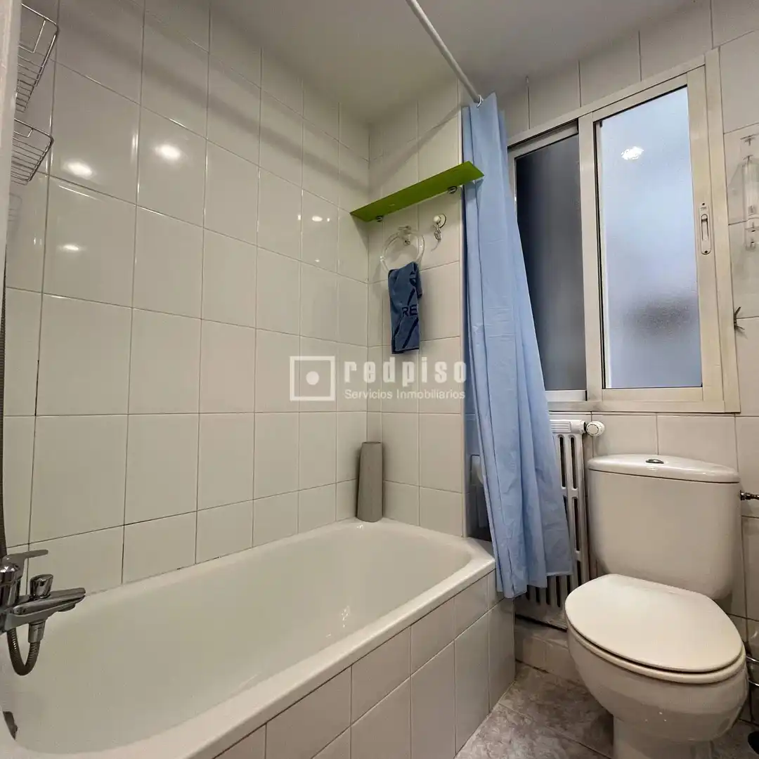 Badezimmer von Wohnung zur Miete in Madrid mit Heizung, Privatgarten und Parkett