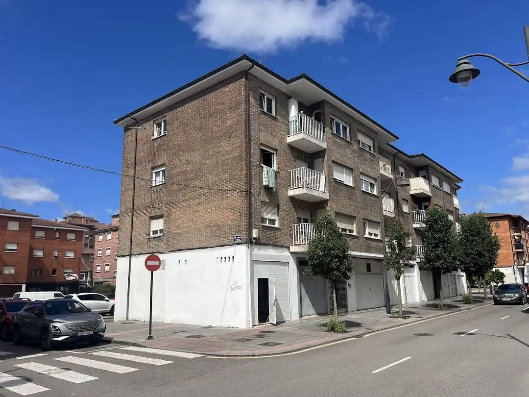 Vista exterior de Pis en venda en Siero amb Calefacció, Terrassa i Moblat