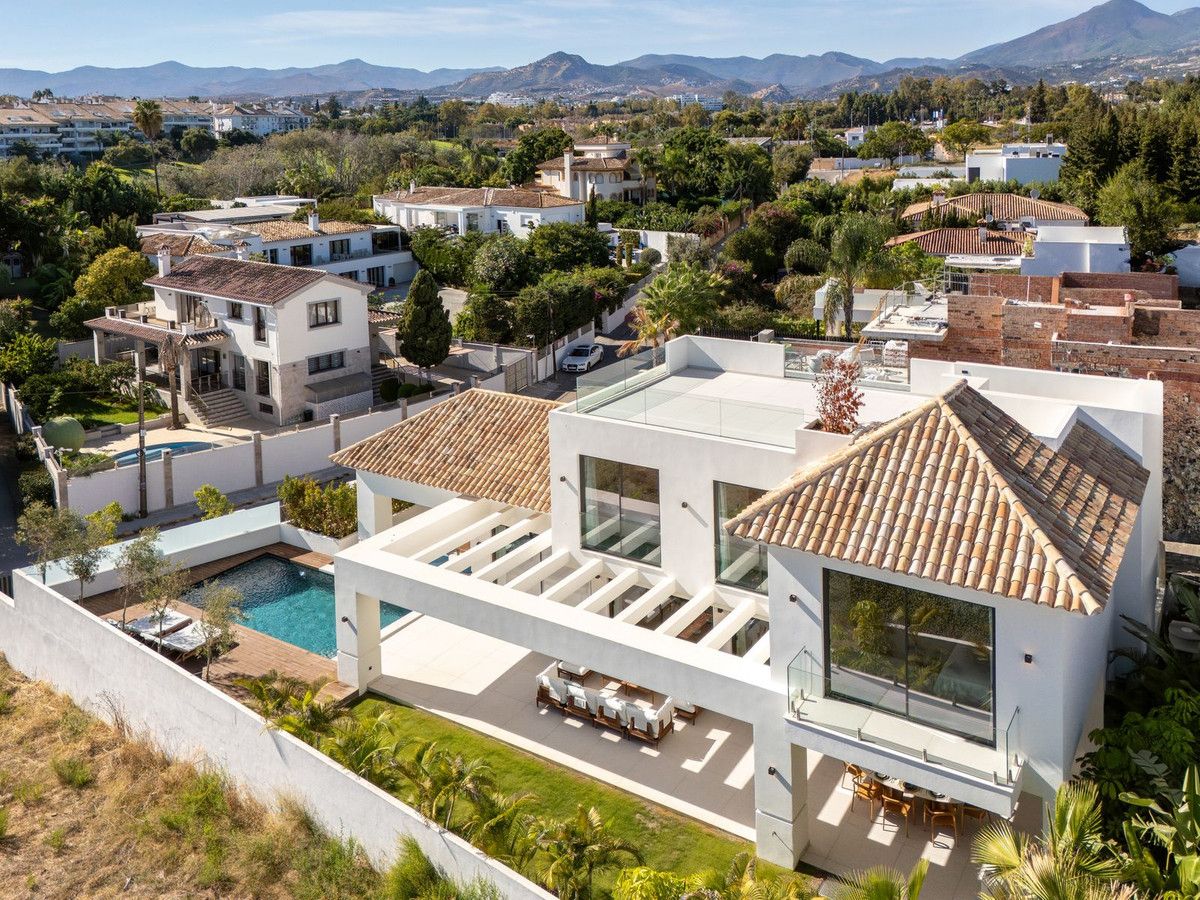Vista exterior de Casa o xalet en venda en Marbella amb Aire condicionat, Jardí privat i Terrassa