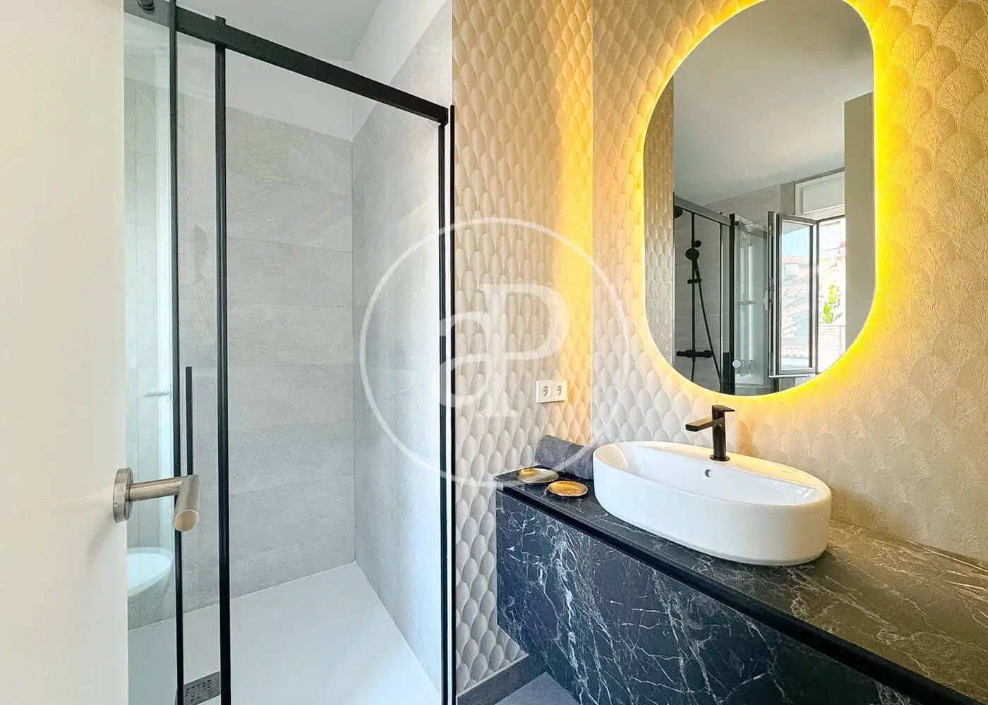 Bathroom of Flat for sale in Madrid  with Air Conditioner, Heating and Terrace