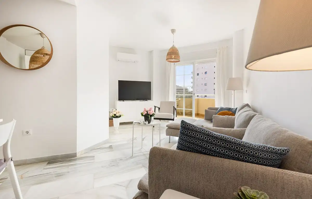 Sala de estar de Apartamento en venta en Torremolinos con Aire acondicionado, Amueblado y Piscina comunitaria