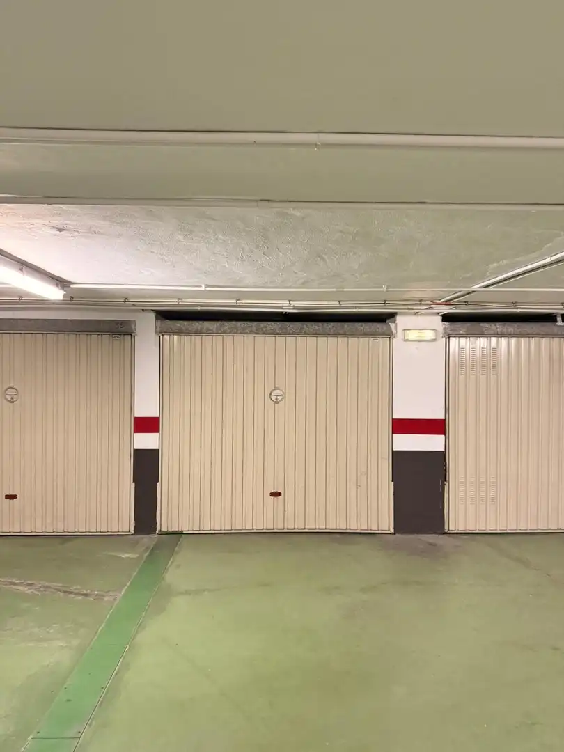 Parking de Apartamento de alquiler en Laredo con Calefacción, Terraza y Amueblado