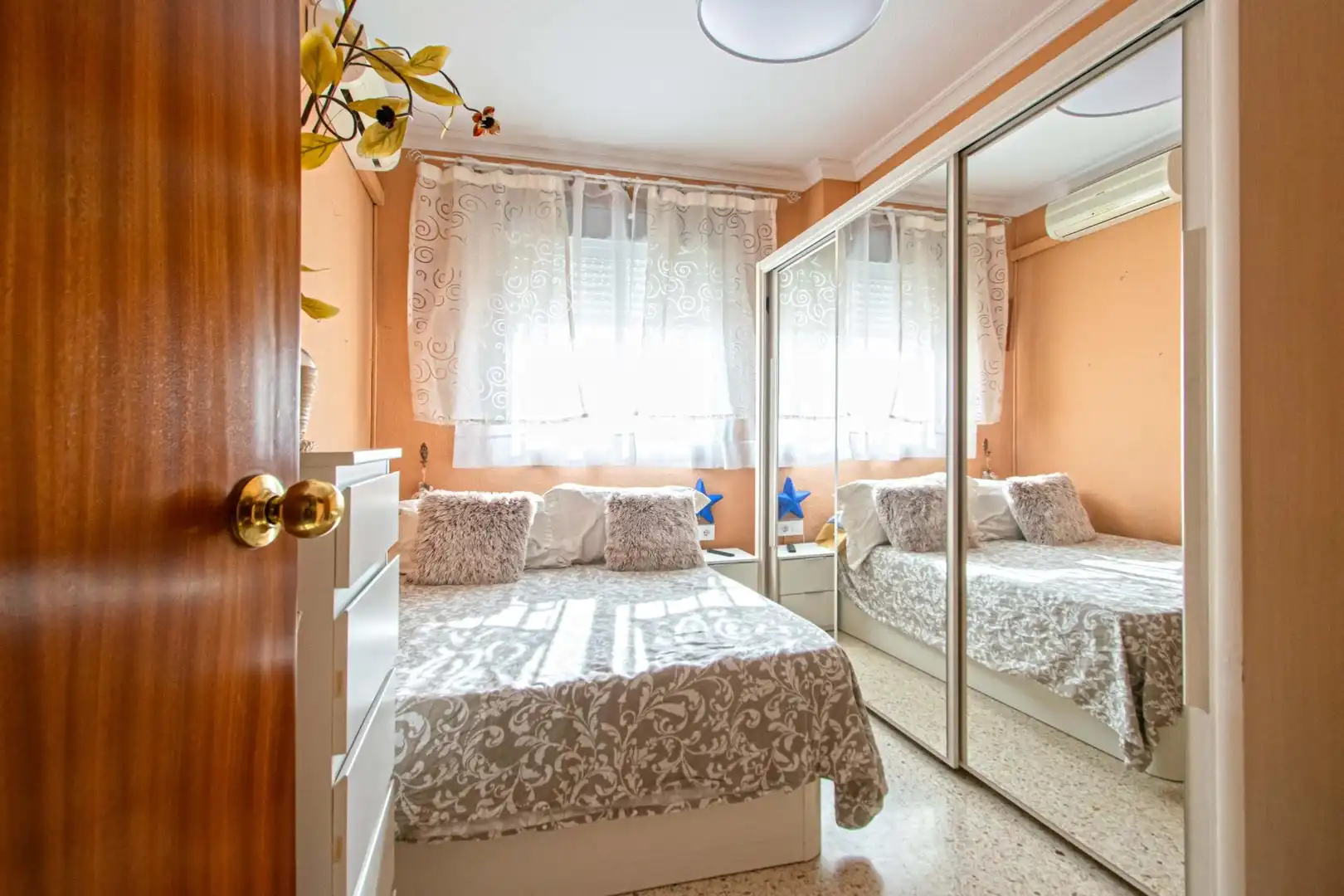 Habitación de Piso en venta en Sevilla con Aire acondicionado, Terraza y Trastero