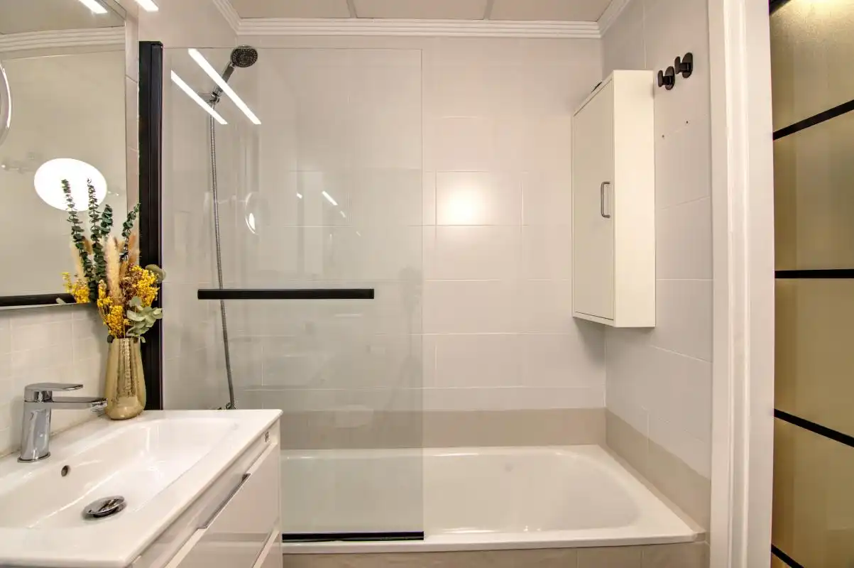 Badezimmer von Wohnung zum Verkauf in San Pedro del Pinatar mit Klimaanlage, Heizung und Privatgarten