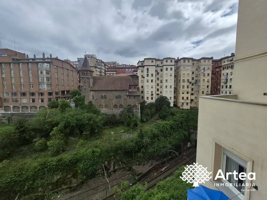 Vista exterior de Pis en venda en Bilbao  amb Calefacció