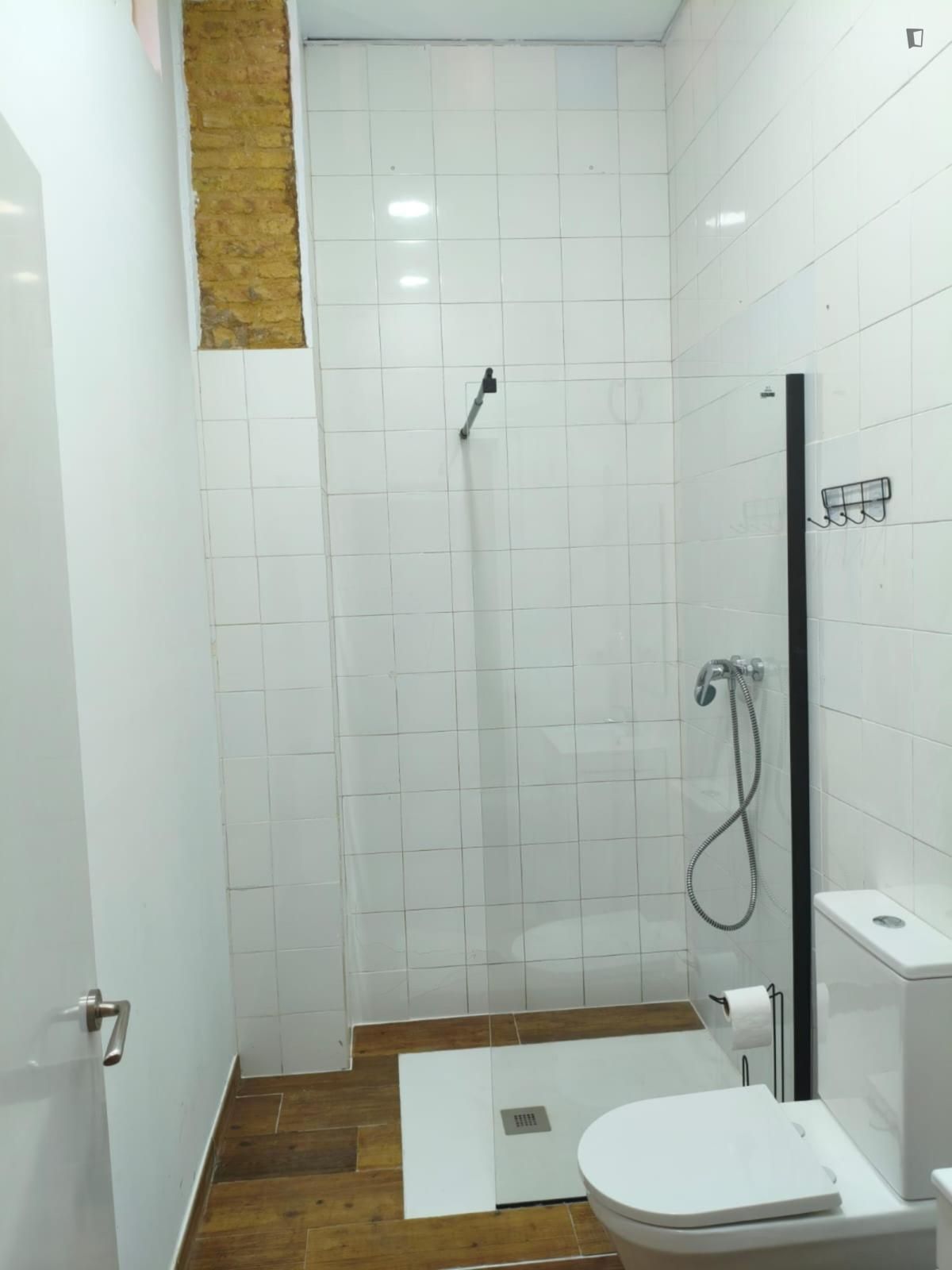 Baño de Estudio de alquiler en  Valencia Capital con Amueblado, Lavadora y Microondas