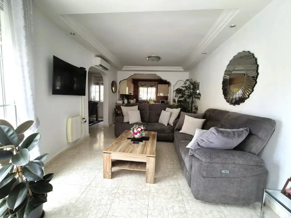 Sala d'estar de Casa o xalet en venda en Villamartín amb Jardí privat
