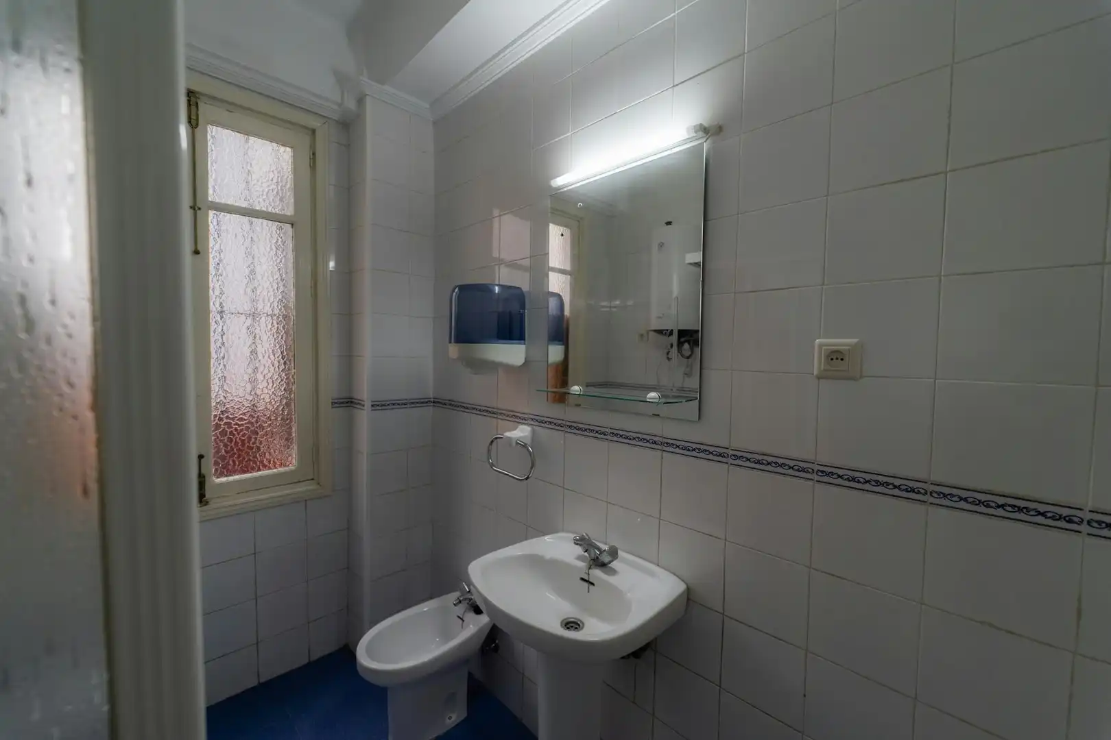 Baño de Piso para compartir en Sevilla con Lavadora