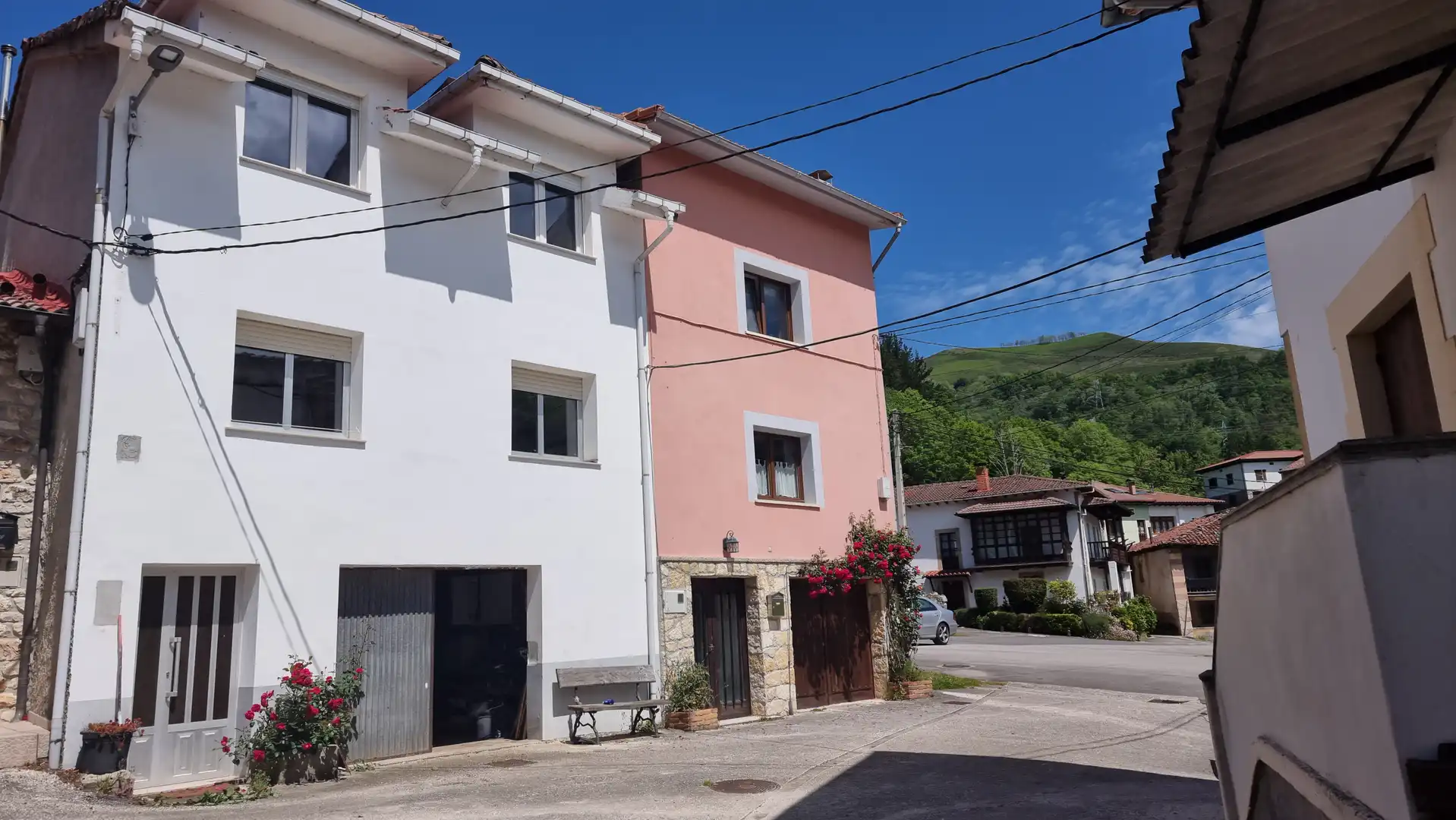 Vista exterior de Casa adosada en venda en Cabrales amb Calefacció i Moblat