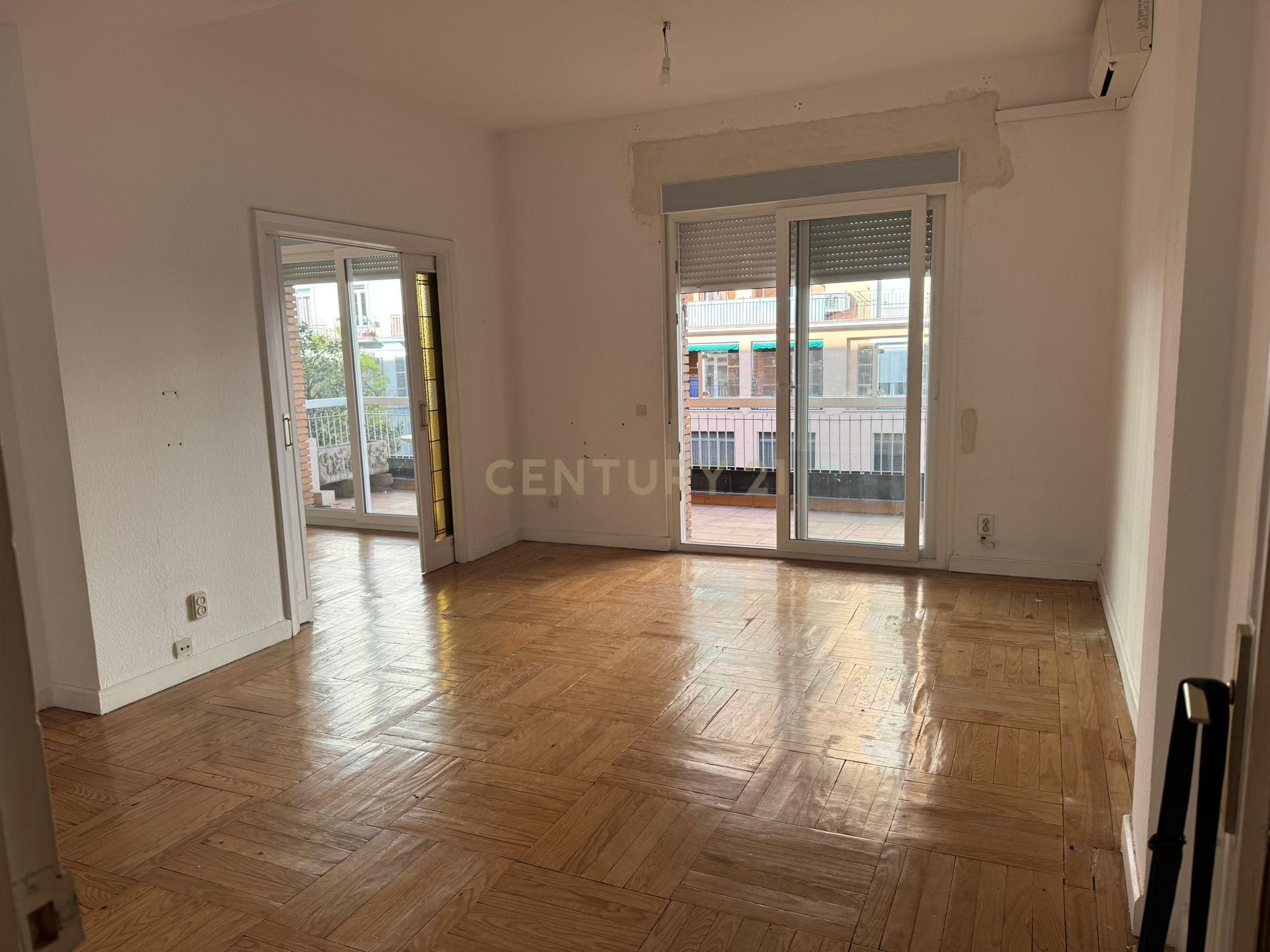 Sala d'estar de Pis de lloguer en  Madrid Capital amb Jardí privat