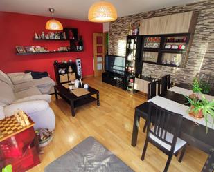 Sala d'estar de Pis en venda en León Capital  amb Calefacció, Parquet i Terrassa