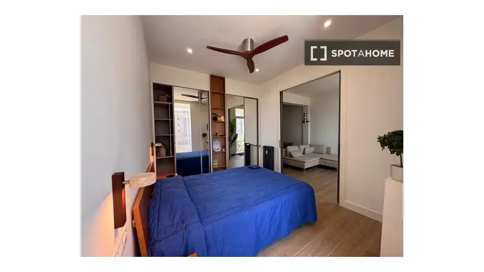 Dormitori de Apartament per a compartir en Madrid amb Aire condicionat, Terrassa i Moblat