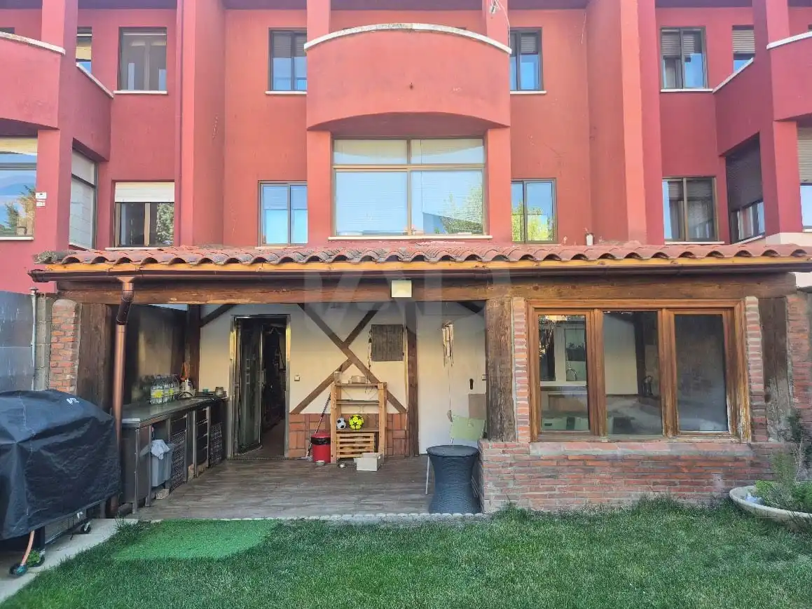 Vista exterior de Casa adosada en venda en Monterrubio de Armuña amb Calefacció i Terrassa