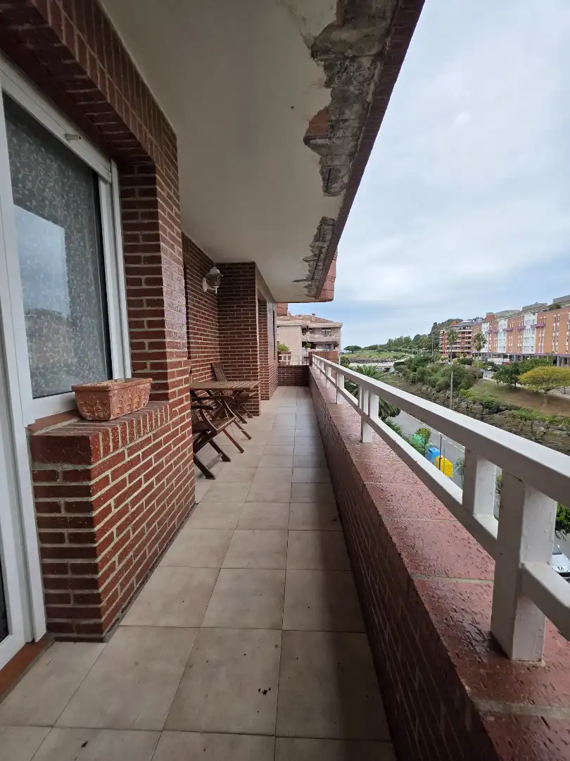 Außenansicht von Wohnung zur Miete in Castro-Urdiales mit Privatgarten, Terrasse und Schwimmbad