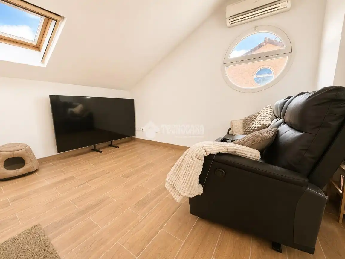 Living room of Flat for sale in San Martín de la Vega  with Air Conditioner, Private garden and Furnished