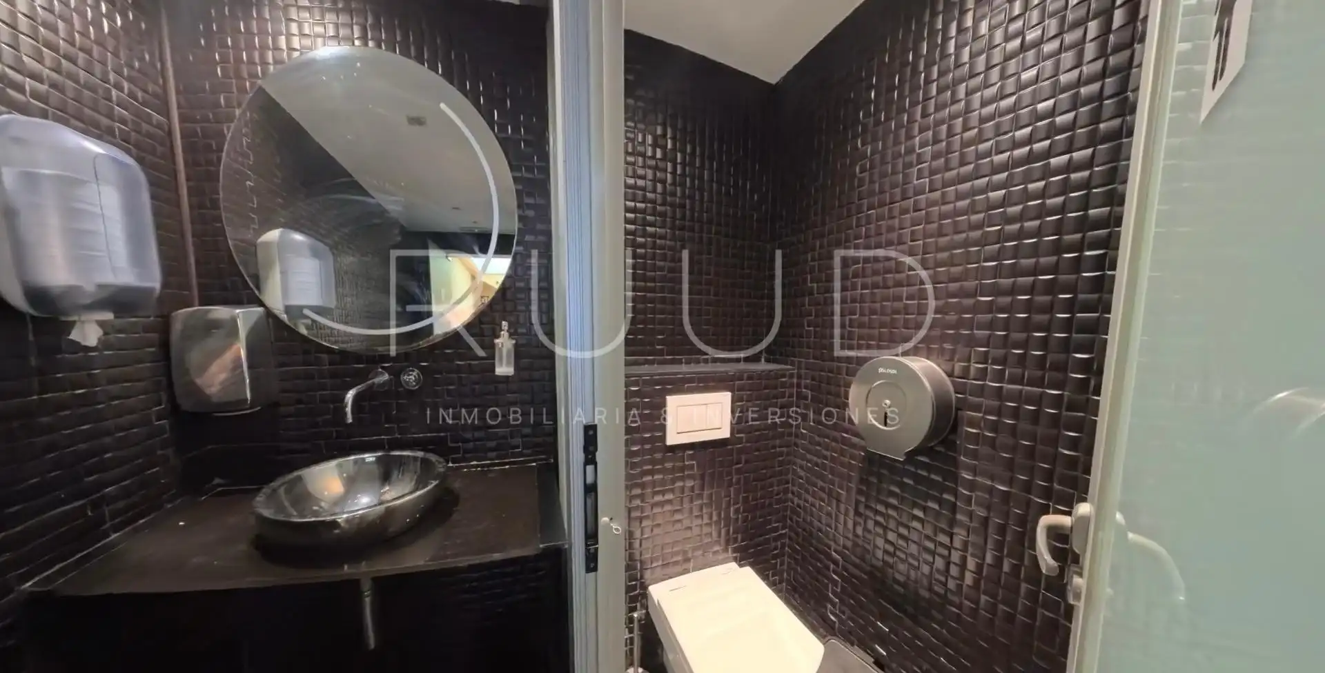 Baño de Local de alquiler en Castelldefels con Aire acondicionado