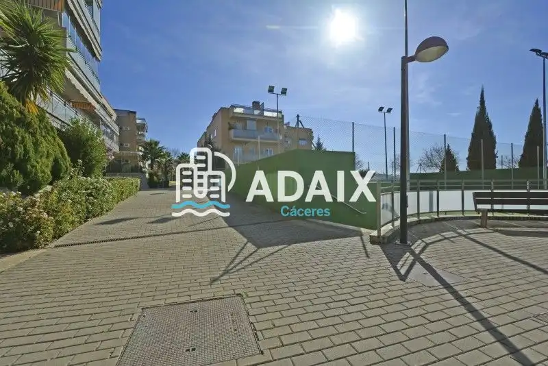 Vista exterior de Ático en venta en Cáceres con Aire acondicionado, Calefacción y Terraza