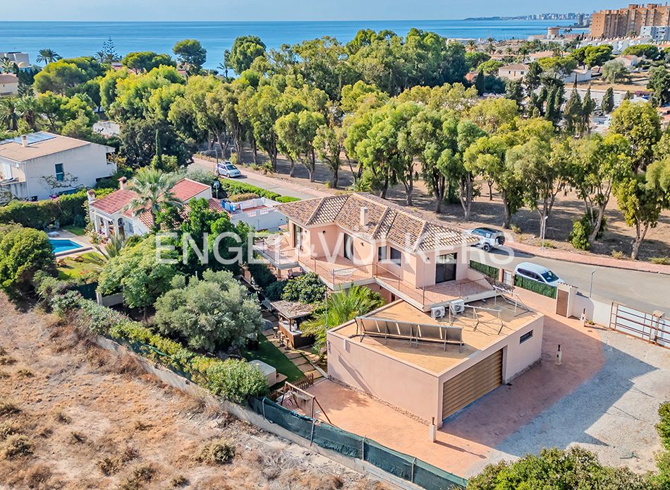 Vista exterior de Casa o xalet en venda en El Campello amb Aire condicionat, Calefacció i Jardí privat