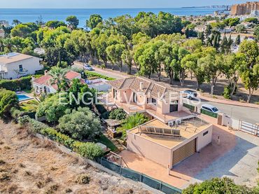 Detached house with balcony for sale in Avinguda de Cova del Llop Marí 50