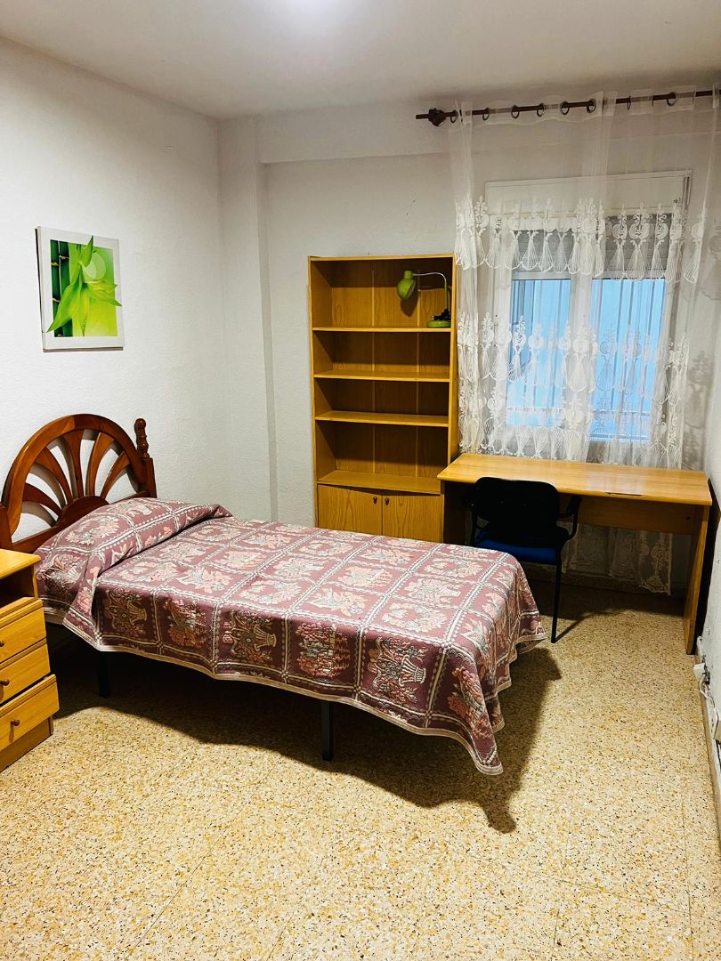 Dormitori de Pis de lloguer en  Granada Capital amb Aire condicionat, Moblat i Forn