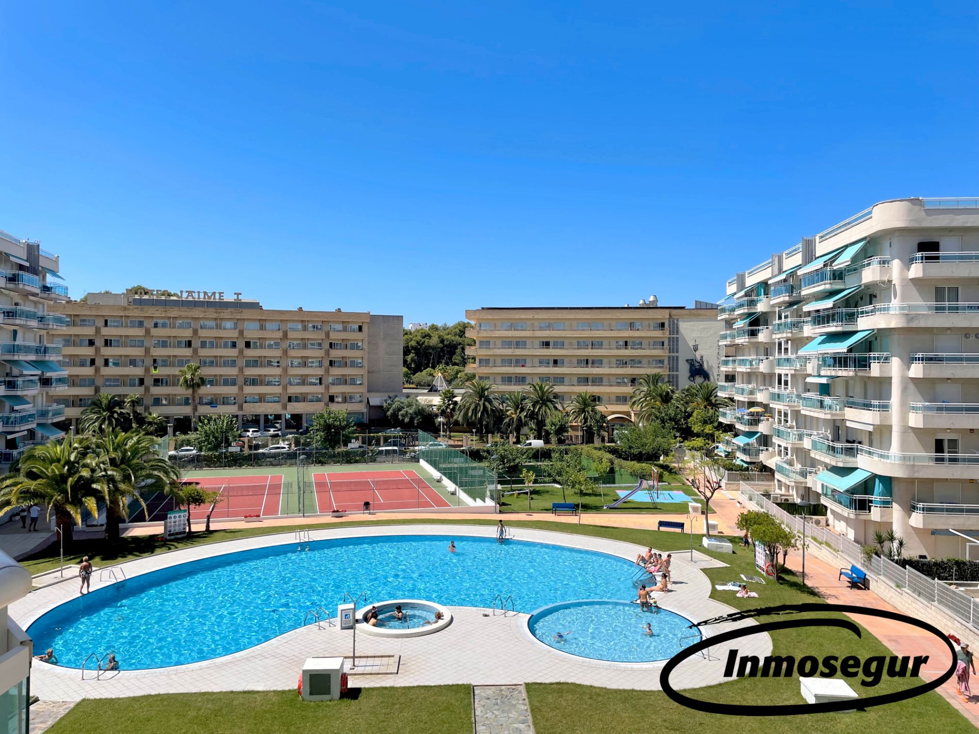 Piscina de Piso en venta en Salou con Calefacción, Terraza y Amueblado
