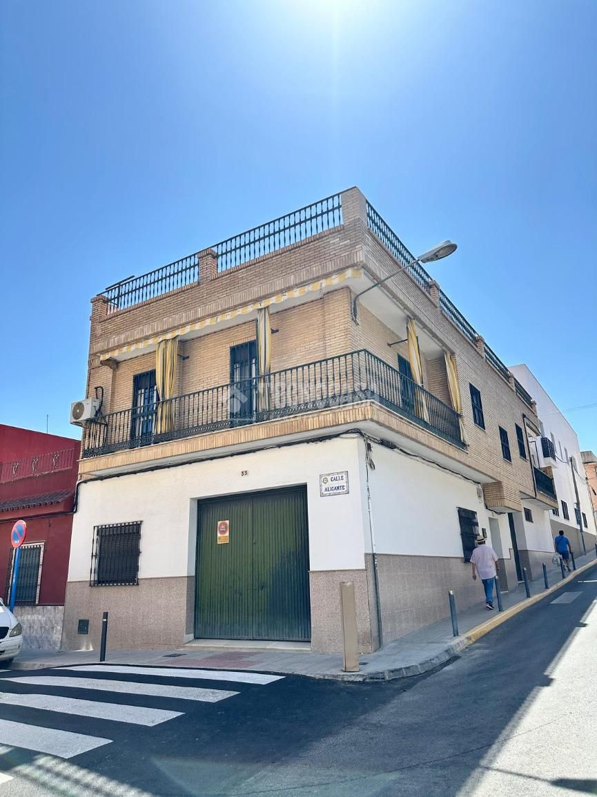 Exterior view of Single-family semi-detached for sale in Mairena del Aljarafe  with Air Conditioner and Terrace
