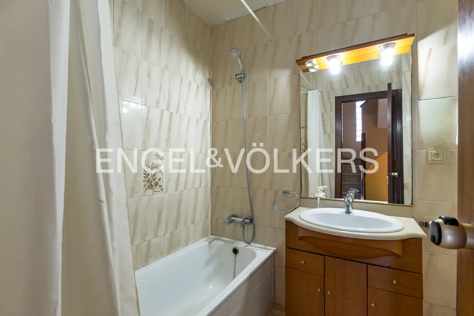 Bathroom of Houses for sale in Sant Cugat del Vallès  with Air Conditioner, Heating and Private garden