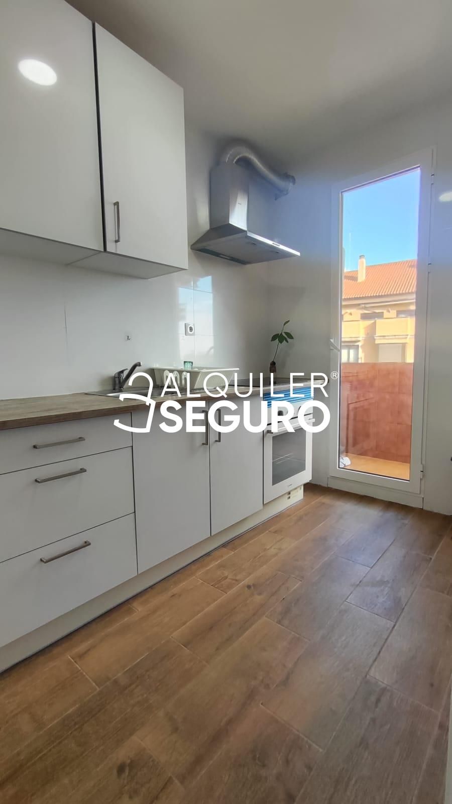 Cuina de Pis de lloguer en  Valencia Capital amb Aire condicionat, Terrassa i Moblat