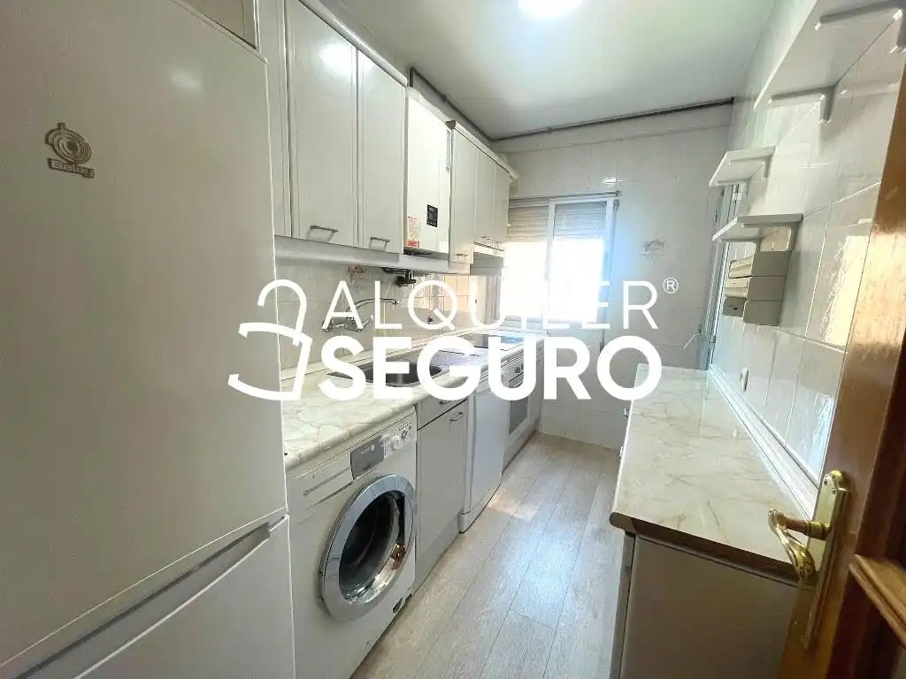 Cuina de Pis de lloguer en Madrid amb Aire condicionat, Calefacció i Terrassa
