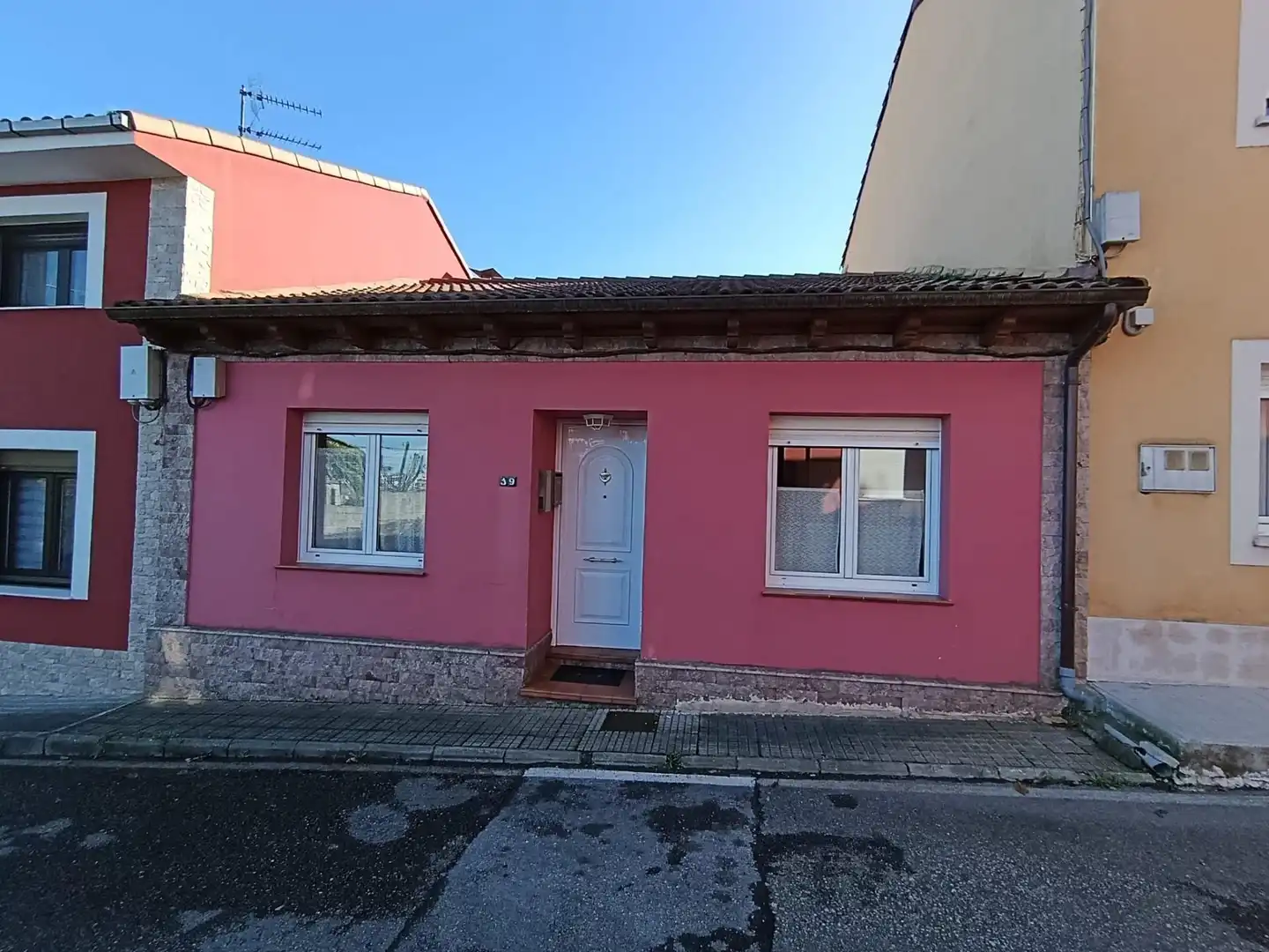 Vista exterior de Casa o xalet en venda en Avilés amb Calefacció, Terrassa i Traster