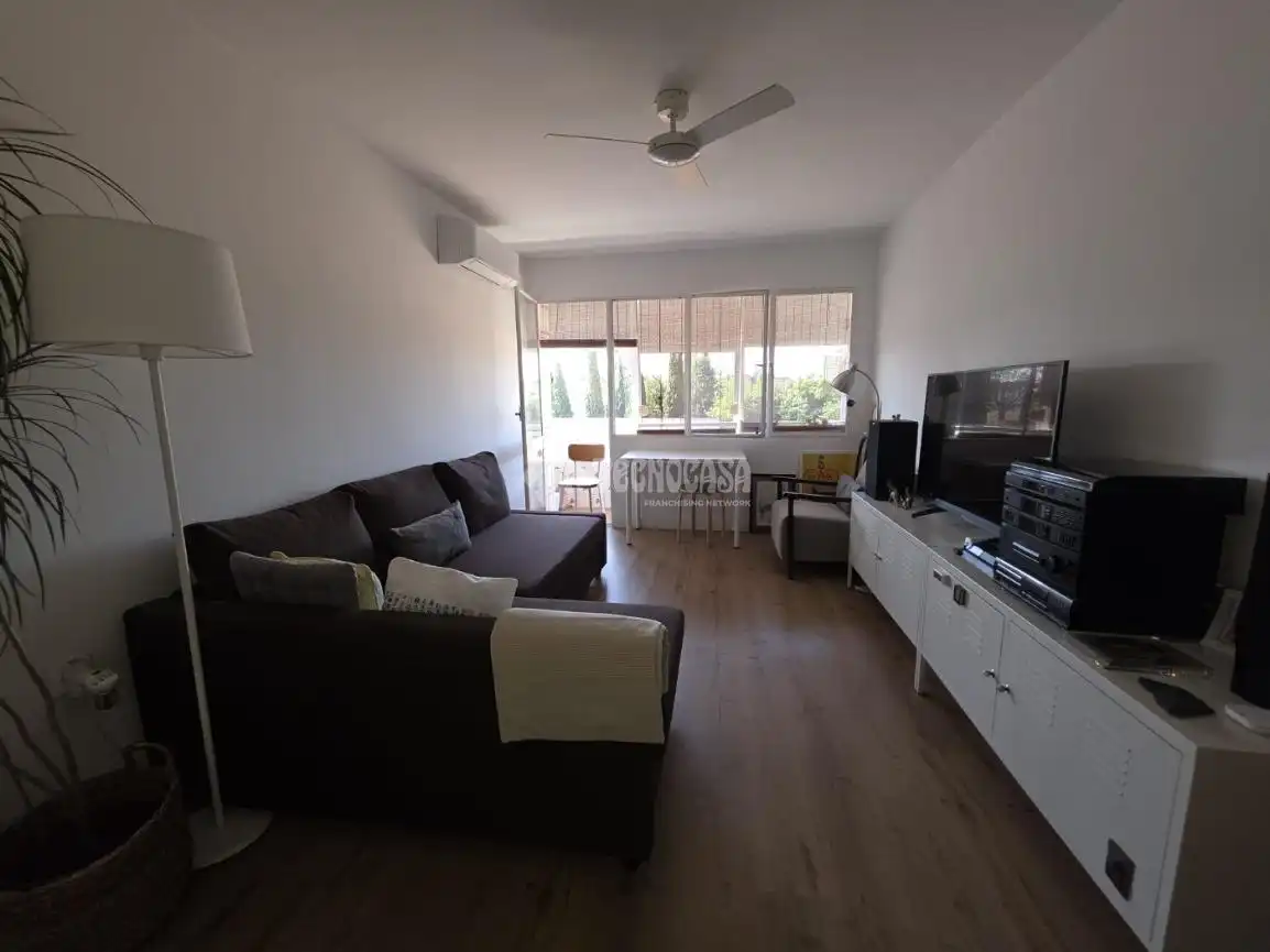 Living room of Flat for sale in Sevilla  with Air Conditioner, Terrace and Balcony