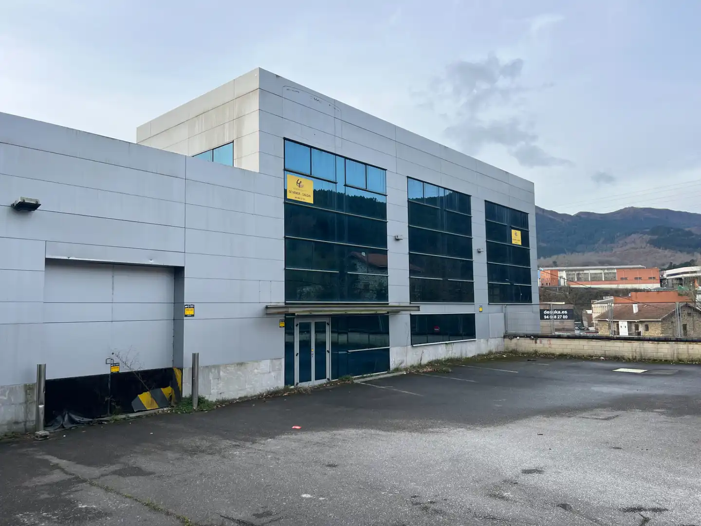 Außenansicht von Fabrikhallen zum Verkauf in Arrankudiaga / Zollo mit Heizung und Alarm
