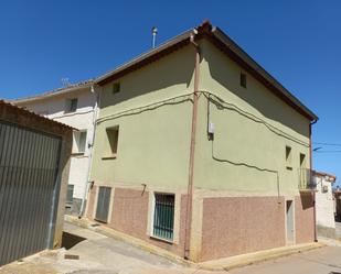 Vista exterior de Casa o xalet en venda en Torralba de los Sisones amb Moblat