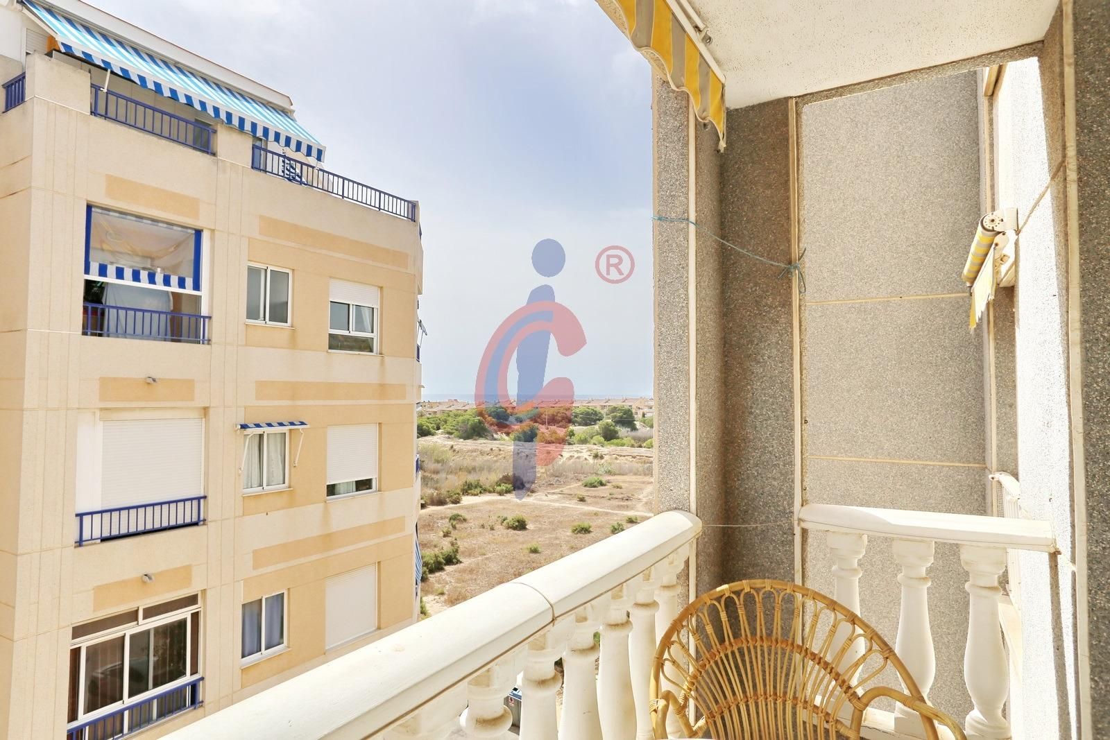 Vista exterior de Apartament en venda en Guardamar del Segura amb Terrassa i Piscina comunitària