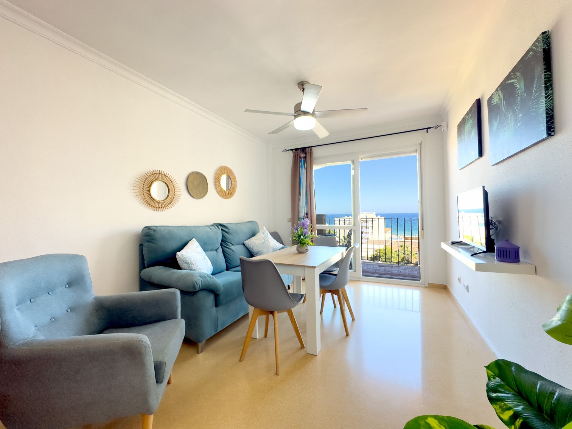 Sala d'estar de Apartament en venda en Manilva amb Aire condicionat, Terrassa i Piscina