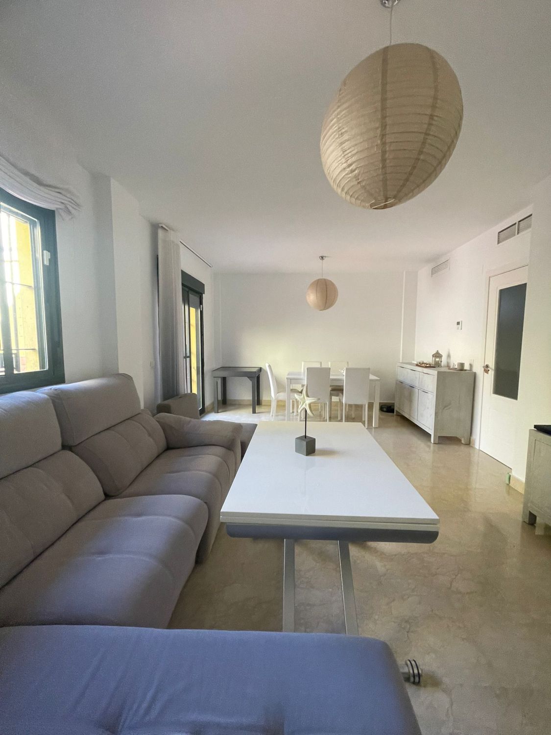 Sala d'estar de Casa o xalet en venda en Dos Hermanas amb Aire condicionat, Traster i Piscina comunitària