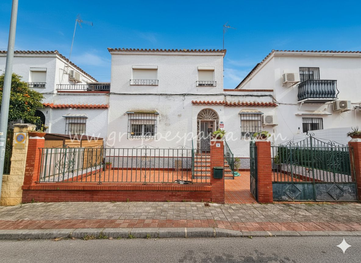 Exterior view of Single-family semi-detached for sale in Dos Hermanas  with Terrace