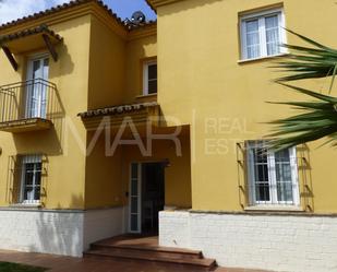 Vista exterior de Casa o xalet en venda en Chiclana de la Frontera amb Aire condicionat, Jardí privat i Terrassa