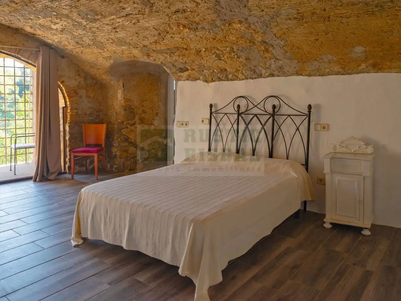 Habitación de Finca rústica en venta en Sant Miquel de Fluvià con Aire acondicionado, Calefacción y Terraza