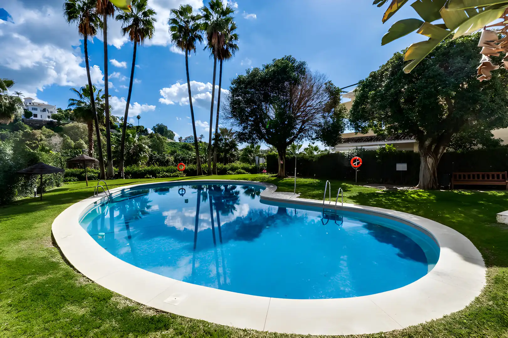 Apartment with pool for sale in La Quinta