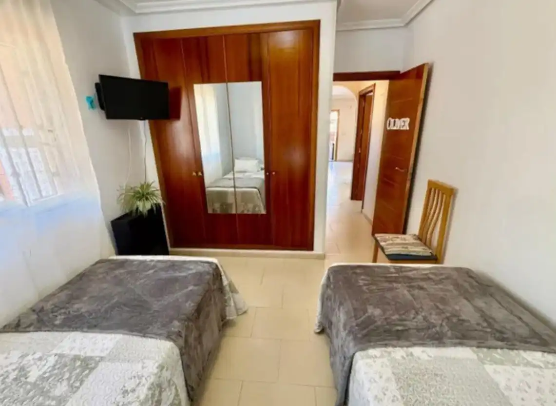 Dormitori de Casa o xalet de lloguer en Torrevieja amb Aire condicionat, Jardí privat i Piscina comunitària