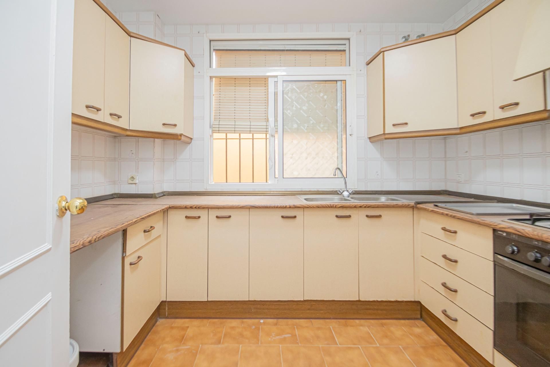 Kitchen of Flat for sale in  Sevilla Capital  with Storage room