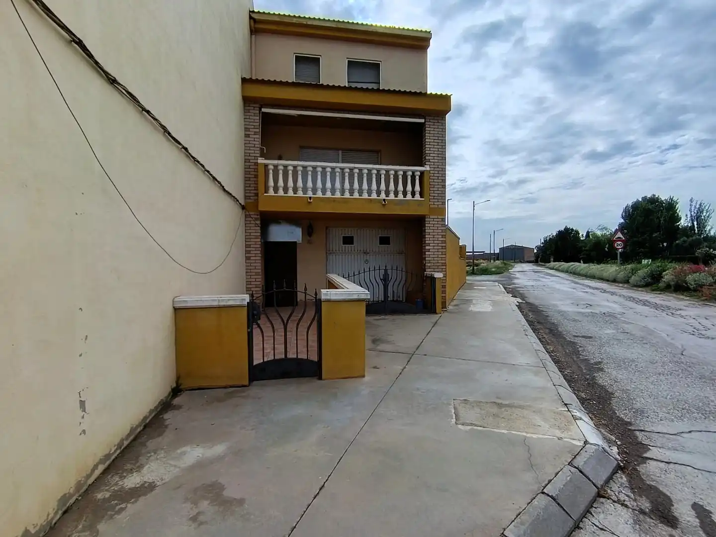 Vista exterior de Casa adosada en venda en Linyola amb Alarma