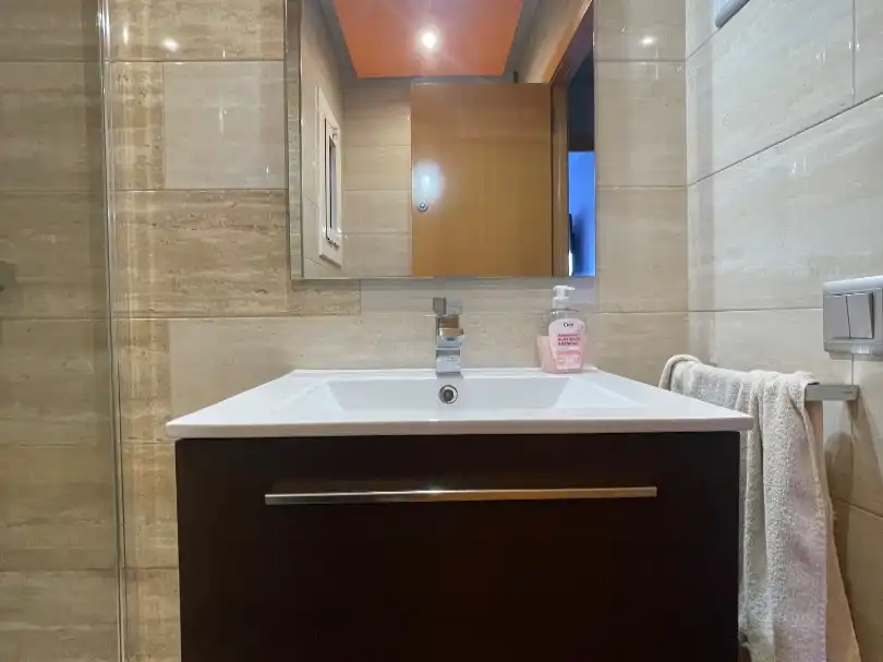 Badezimmer von Wohnung zum Verkauf in Castelldefels mit Klimaanlage und Balkon