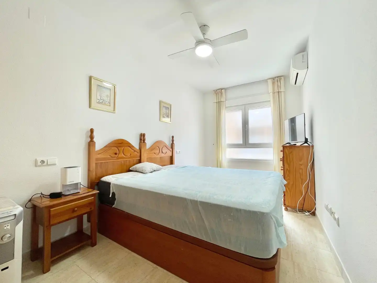 Dormitori de Apartament de lloguer en Torrevieja amb Calefacció, Terrassa i Piscina