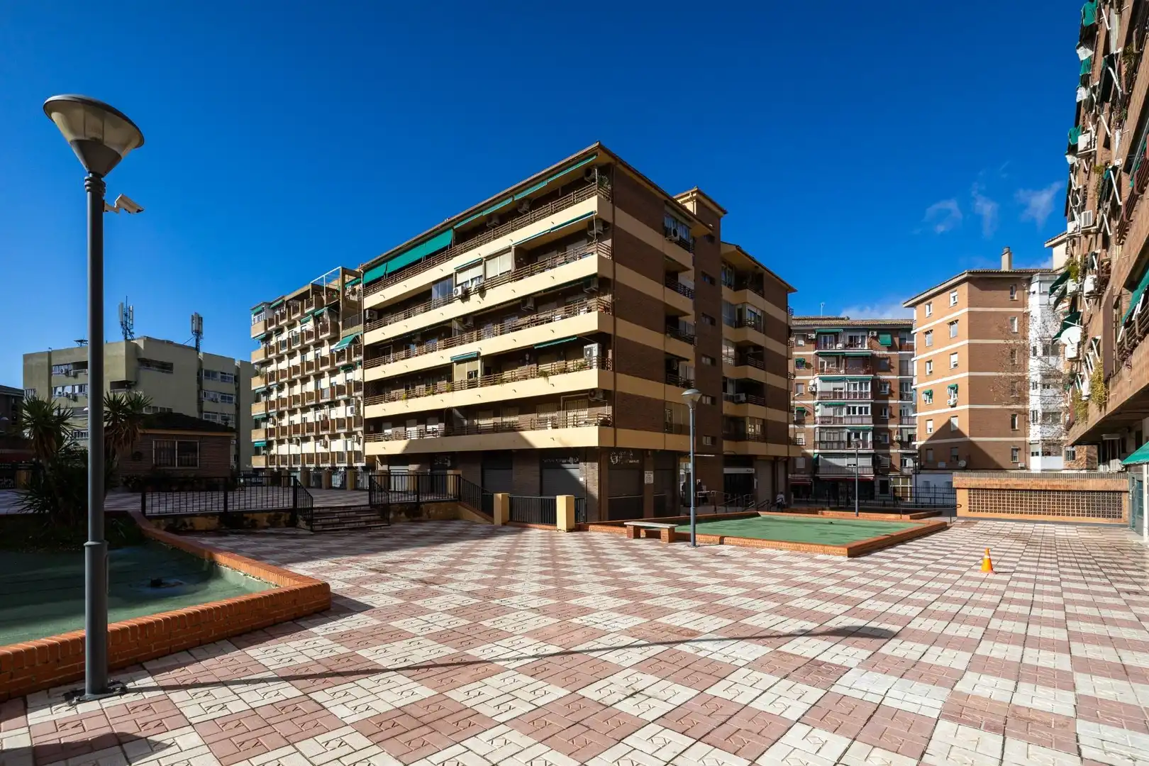 Vista exterior de Piso en venta en Granada con Calefacción y Balcón