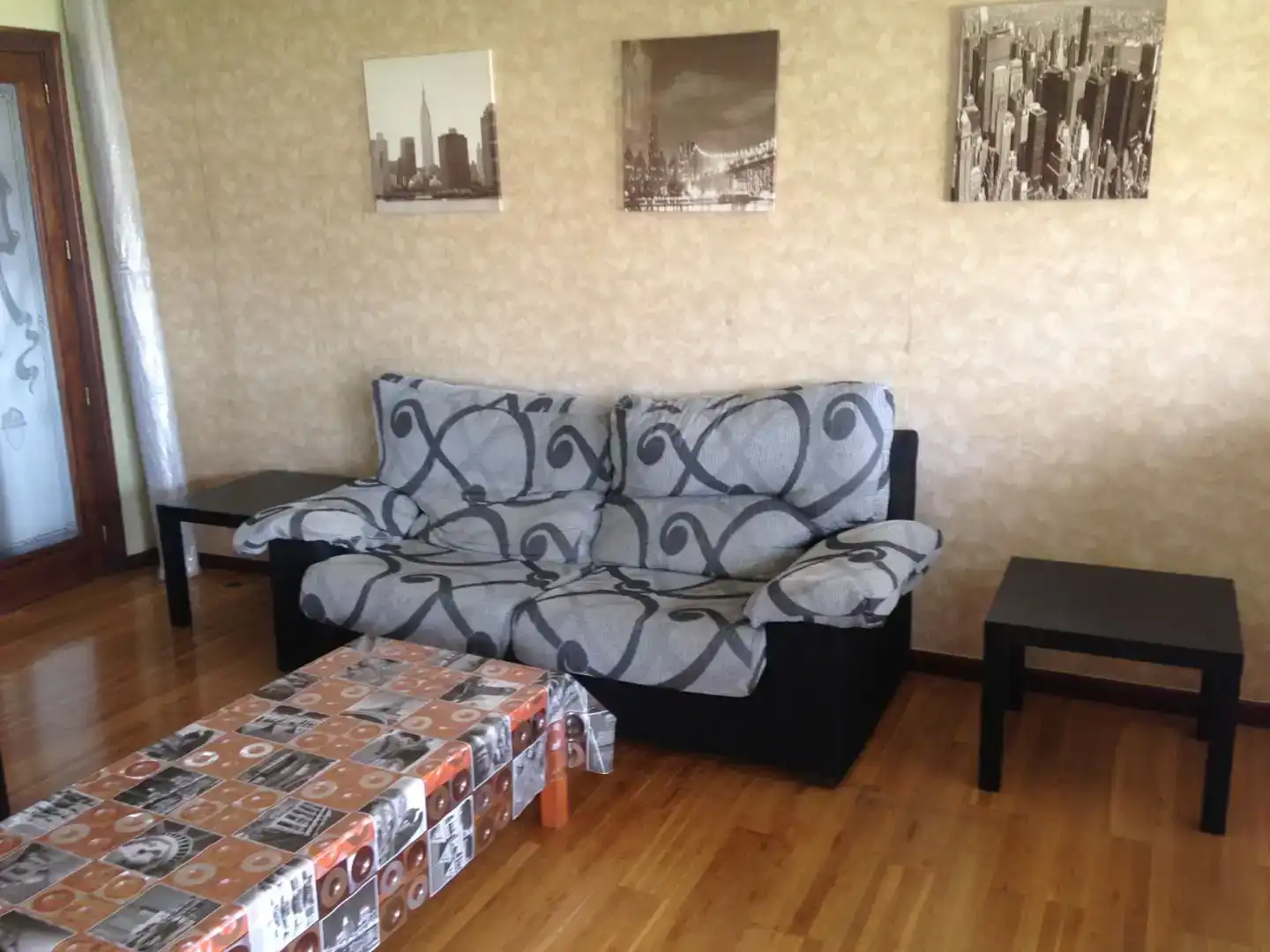 Living room of Flat for share in Valladolid  with Private garden, Parquet flooring and Storage room