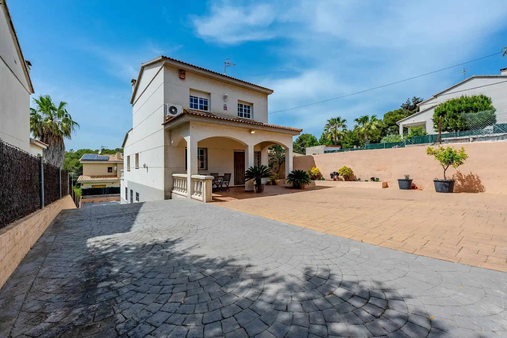 Vista exterior de Casa o xalet en venda en Calafell amb Aire condicionat, Calefacció i Jardí privat